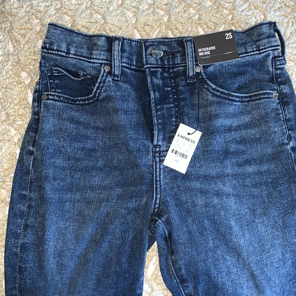 2S ๐๏ธ NEW Express skyscraper mid rise flare dark wash jean 2 Short petite tags - Picture 6 of 9